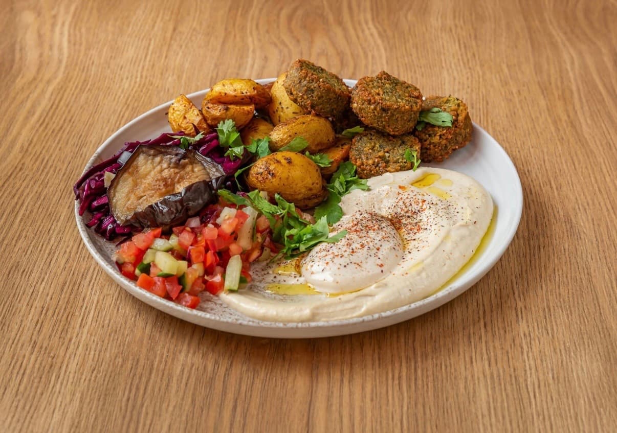 Assiette falafel avec houmous et tehina, cuisine levantine Noya