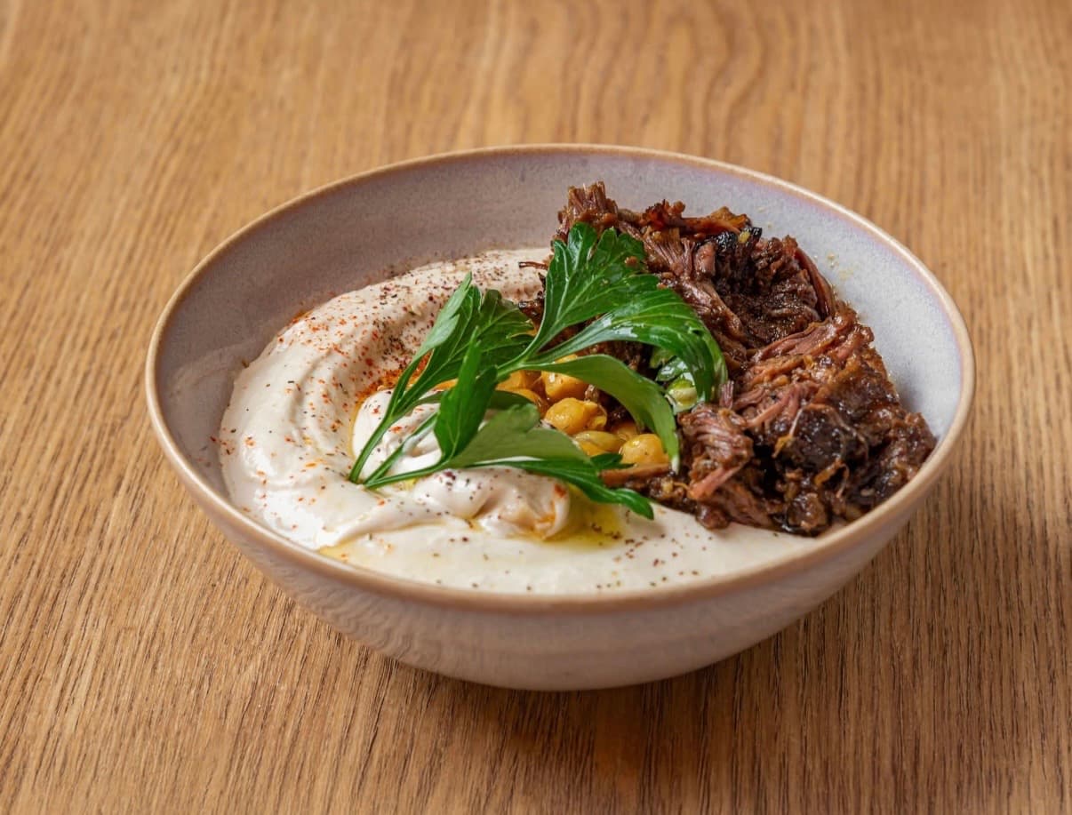 Houmous Bilameh au poulet grillé, spécialité levantine Noya Paris 9e